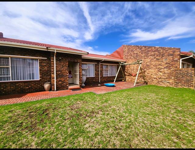 3 BEDROOM TOWNHOUSE FOR SALE IN THREE RIVERS